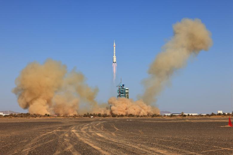 Запуск китайского космического корабля «Шэньчжоу-17»