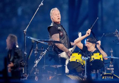 Поклонники увидели «послание» от погибшего музыканта на концерте Metallica