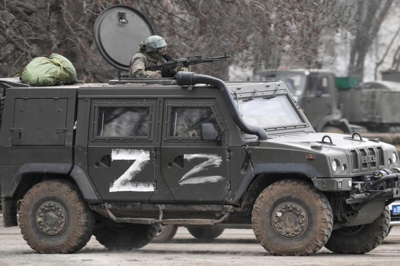 Военнослужащие ВС РФ на бронеавтомобиле «Рысь» в Армянске, Крым