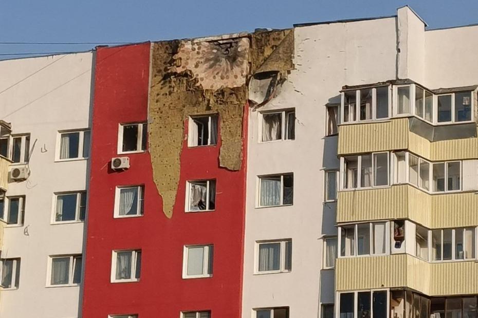 Кровля дома, поврежденная из-за падения обломков сбитого БПЛА на Домодедовской улице в Москве