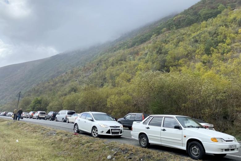 Автомобильная очередь на КПП «Верхний Ларс» на границе России и Грузии