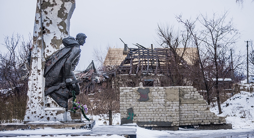 Памятник Советскому воину в деревне, Донбасс
