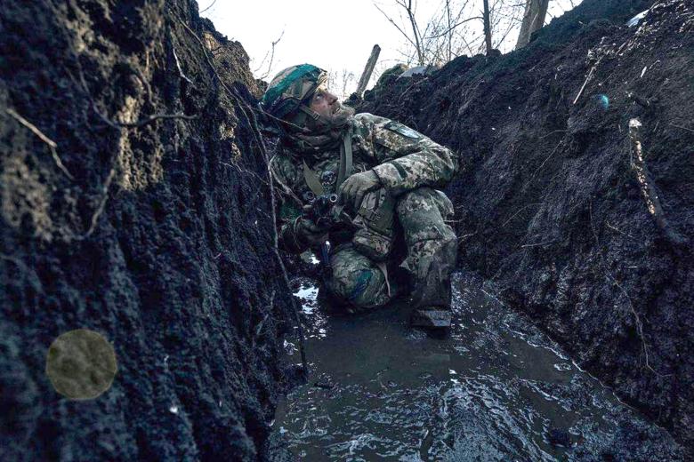Военнослужащий вооруженных сил Украины в зоне боевых действий