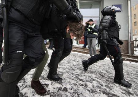 Участников несогласованной акции задерживают у «Матросской Тишины»