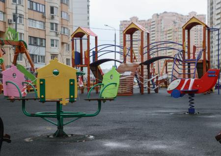 В Госдуме объяснили, можно ли играть на детской площадке в чужом дворе