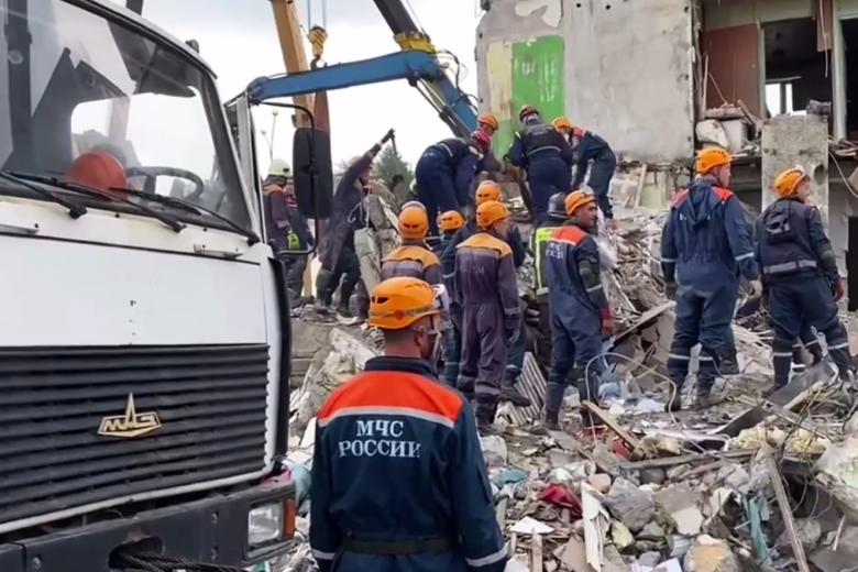 Сотрудники МЧС разбирают завалы на месте взрыва газа в жилом пятиэтажном доме на улице Сибирской в Нижнем Тагиле