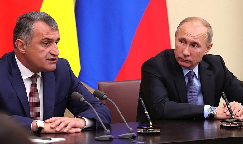 Анатолий Бибилов и Владимир Путин