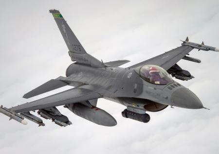 Истребитель F-16: как стал популярен, почему МиГ-29 и Су-35 все равно лучше