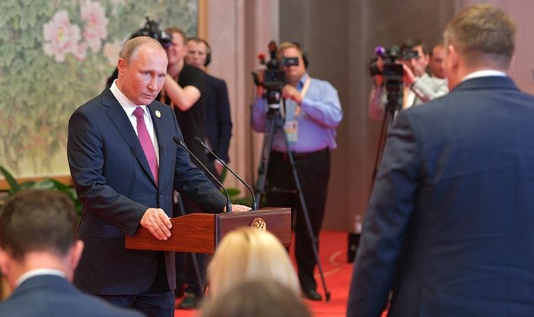Президент РФ Владимир Путин (слева)