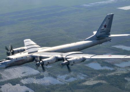 Российские Ту-142 провели плановый полёт над Тихим океаном