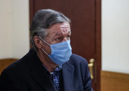 Адвокат Ефремова опроверг слухи об инсульте у актера в колонии