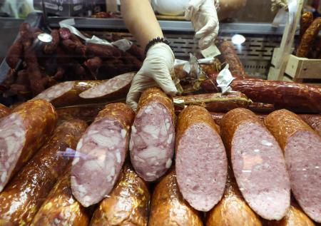 В продукции известного производителя колбас нашли опасное вещество