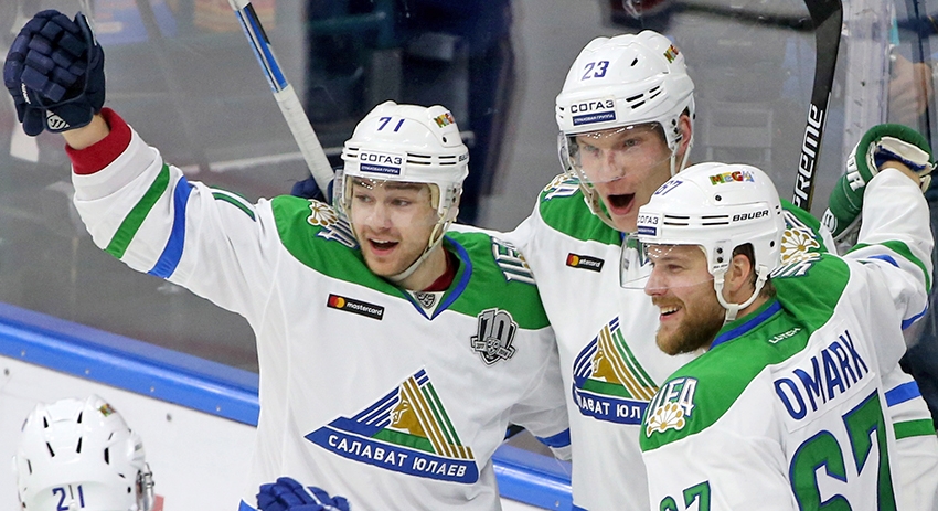 Игроки ХК «Салават Юлаев» Глеб Кузьмин, Йоонас Кемппайнен и Линус Умарк (слева направо)
