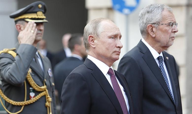 Президент РФ Владимир Путин (в центре)