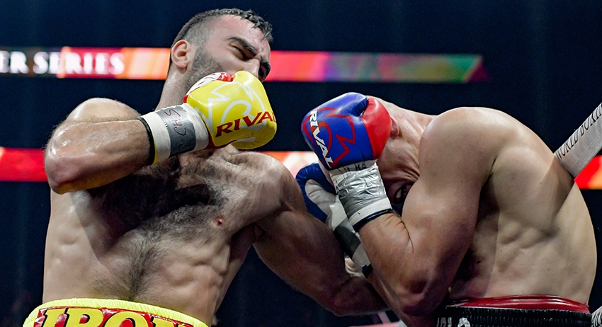 Боксёр Мурат Гассиев (слева)