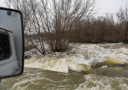 Украинские власти признали повреждение дамбы Кураховского водохранилища