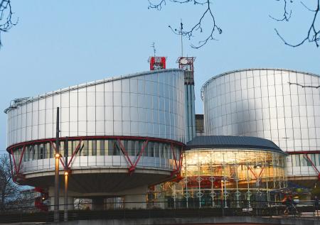 Минус 75 млн рублей на карте: сторонники Навального обратились в Страсбург