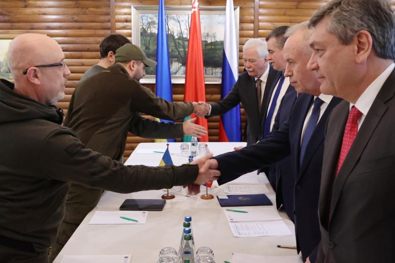 Члены делегаций на российско-украинских переговорах в Белоруссии