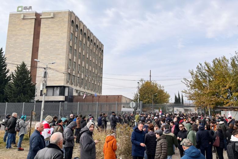 Грузия. Тбилиси. Акция протеста перед зданием Центризбиркома Грузии