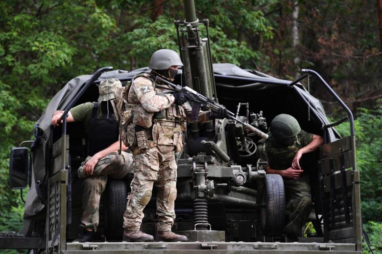 Бойцы МВД ЛНР возле самоходного (перевозимого) автоматического гладкоствольного миномета «Василек» калибра 82 мм