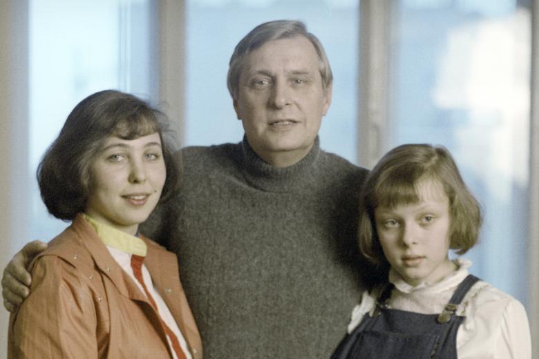 Олег Басилашвили с дочерями Ольгой и Ксенией (слева направо), 1986 год