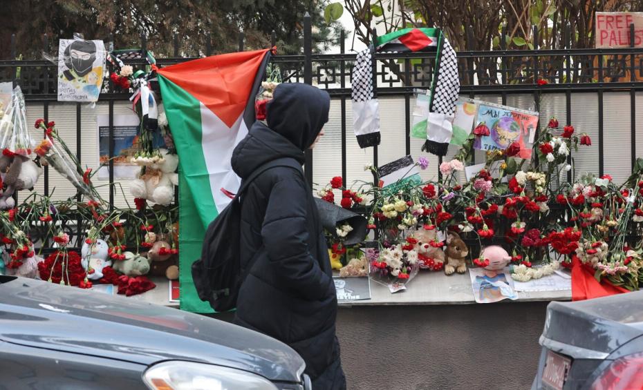 Москвичи принесли к посольству Палестины игрушки и цветы