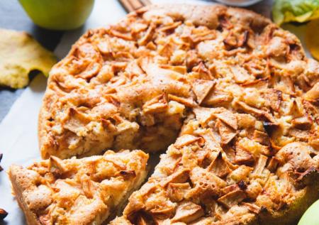 Рецепт пряной шарлотки с яблоками: аромат на весь дом