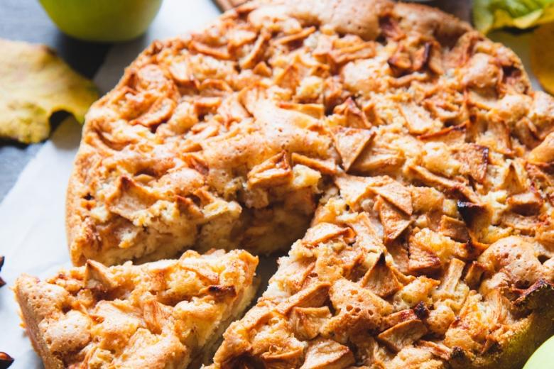 Пряная шарлотка с яблоками