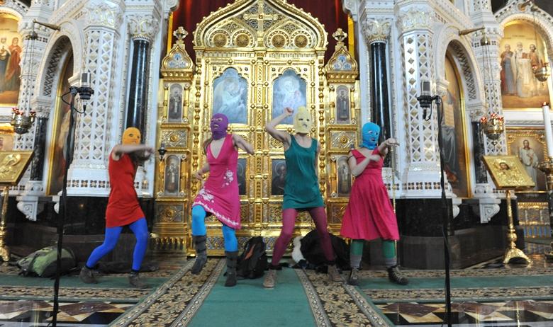 Панк-молебен «БОГОРОДИЦА, ПУТИНА ПРОГОНИ» в храме Христа Спасителя