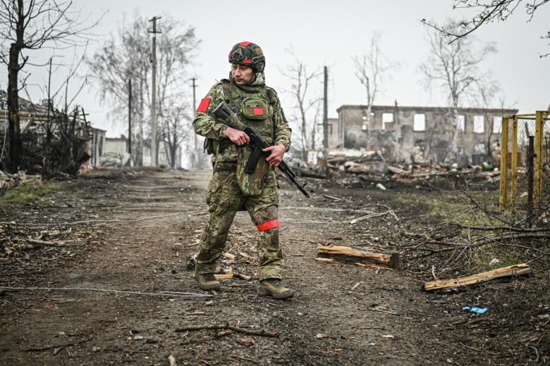 Военнослужащий РФ в освобожденном селе Малая Локня в Суджанском районе Курской области