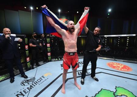 Прохазка нокаутировал Рейеса локтём в главном бою UFC в Лас-Вегасе