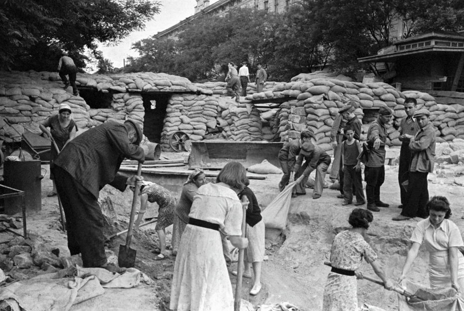 Великая Отечественная война 1941-1945 гг. Оборона Одессы. Гражданское население строит баррикады на улицах города