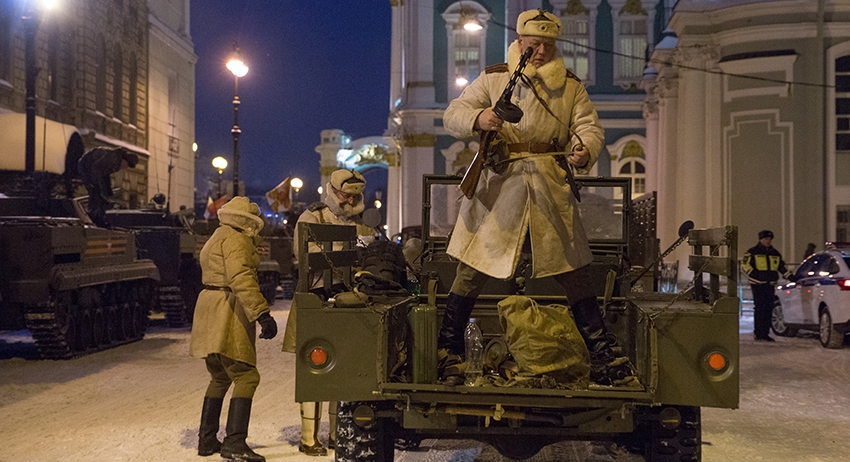 Часть военных были облачены в форму времен войны