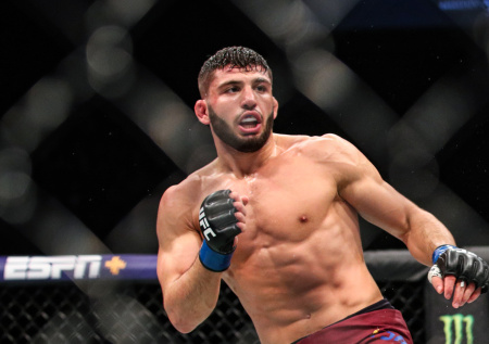 Топовый боец UFC пришел на турнир в наручниках