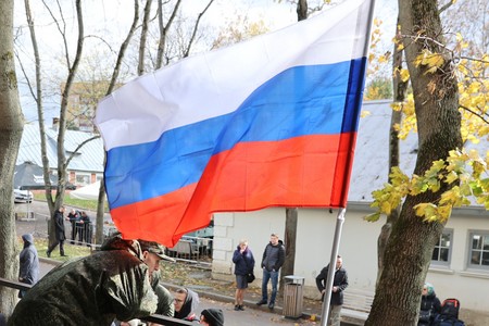 В Госдуме предложили лишать приобретенного гражданства за осквернение флага