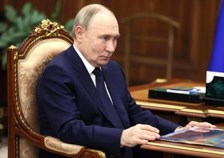 Путин получил сборник стихов в подарок от костромичей — участников СВО