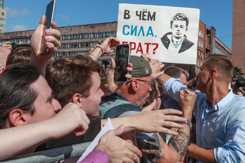 Алексей Навальный (справа)