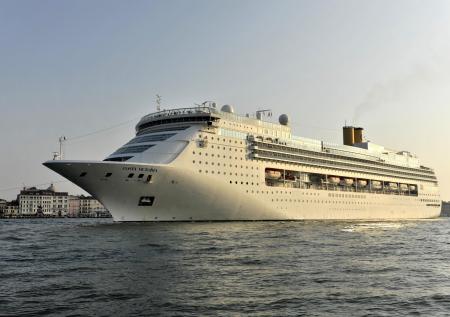 Costa Victoria с российскими туристами на борту прибыл в порт близ Рима