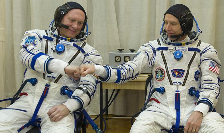 Космонавт Олег Артемьев и астронавт Эндрю Фьюстел