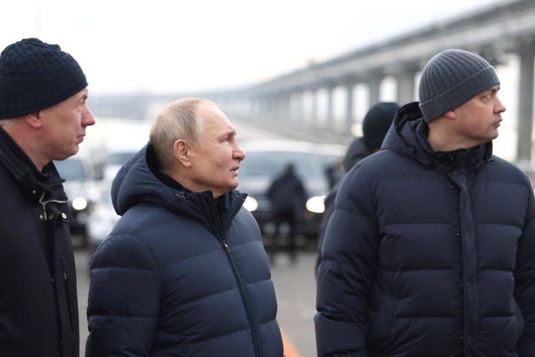 Владимир Путин с заместителем Председателя Правительства Маратом Хуснуллиным (слева) и главным инженером ФКУ Упрдор «Тамань» Никитой Храповым