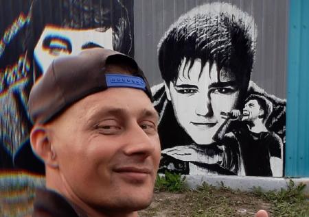 Глухонемой художник — инвалид нарисовал Шатунова на заборе и стал звездой