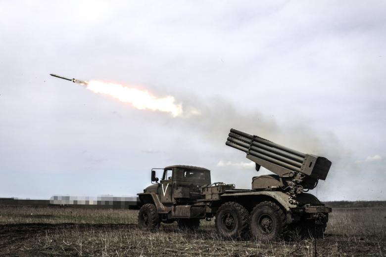Работа реактивной системы залпового огня (РСЗО) «Град» в ходе специальной военной операции