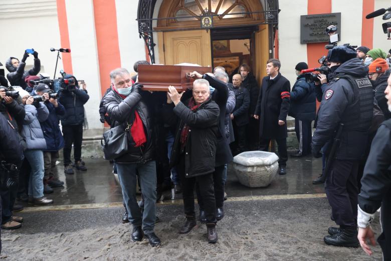 Вынос гроба с телом режиссёра и сценариста Сергея Соловьёва