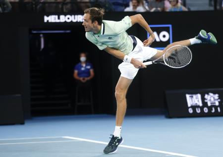 Россиянин Медведев обыграл Кирьоса и вышел в третий круг Australian Open