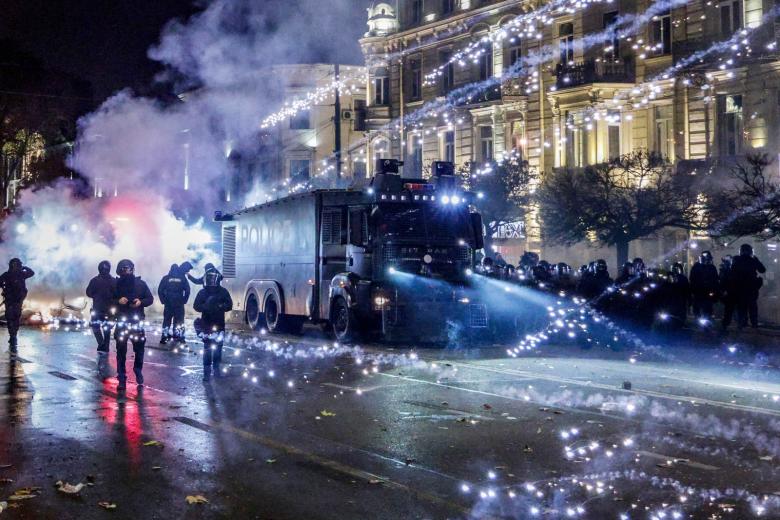 Грузия. Тбилиси. Полицейский автомобиль во время акции протеста у здания парламента