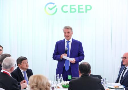 Греф назвал одну из стратегий России «труба на Восток»