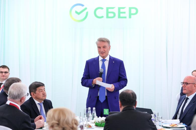 Президент, председатель правления ПАО «Сбербанк» Герман Греф (в центре)