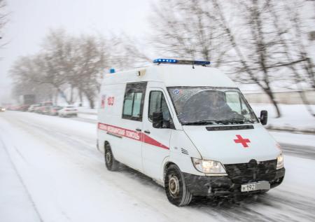 Дети сами расчищали дорогу для скорой, приехавшей к боксеру в Первоуральске