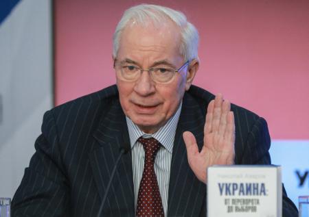 Экс-премьер Украины Азаров: Зеленский играет роль президента