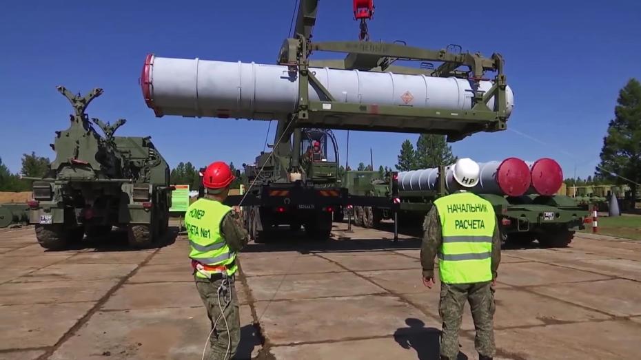 Заряжание зенитно-ракетной системы ЗРС С-300